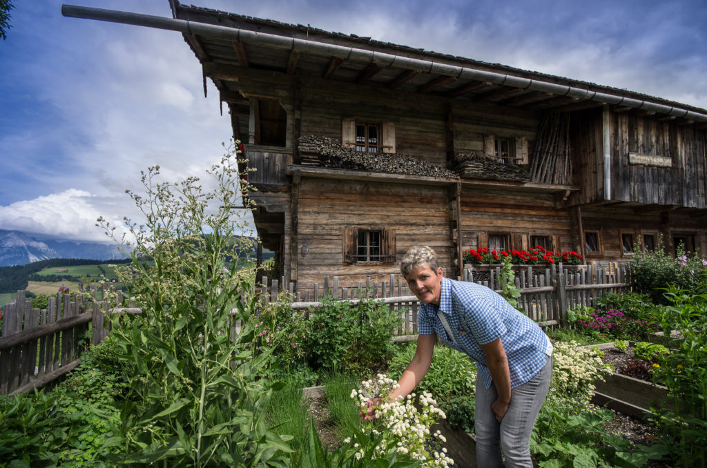 Pflege des Bauerngartens auf der Simonalm