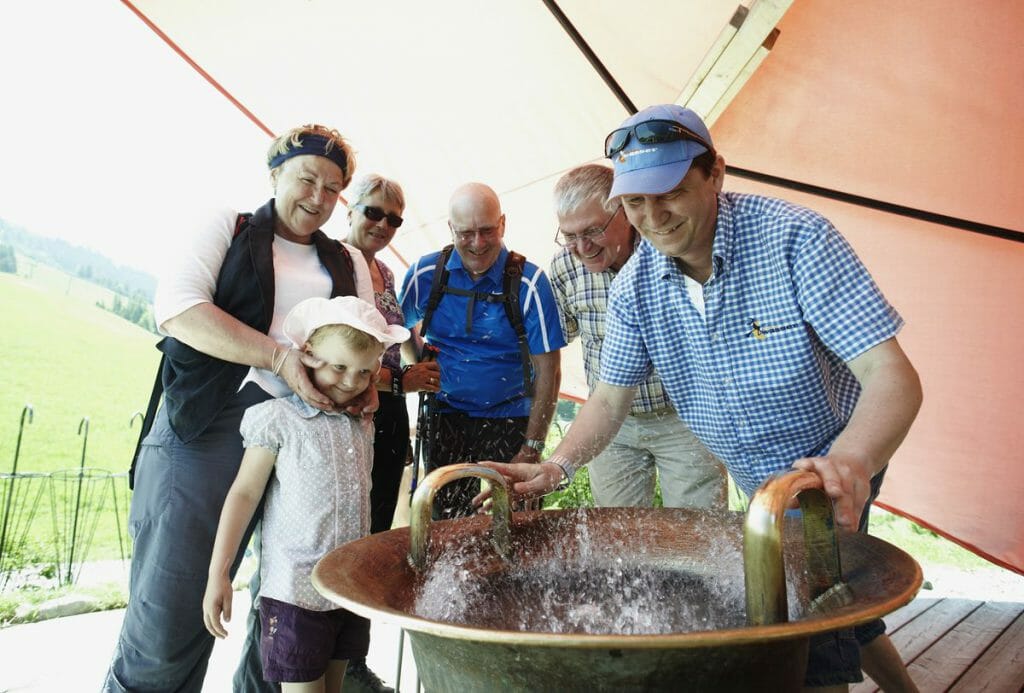Entlocke der Wasserklangschale Töne