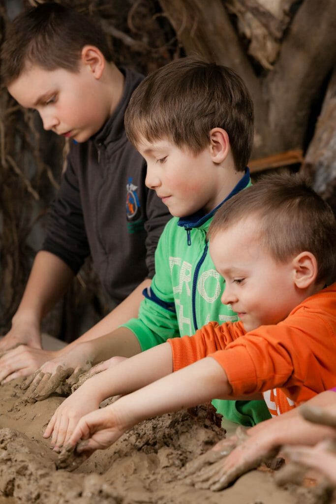 Einen Flusslauf mit Lehm bauen