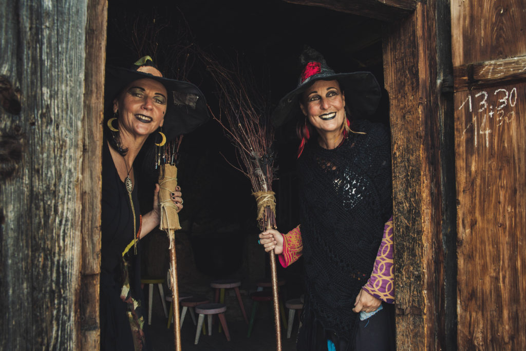 Die Hexen begrüßen die Gäste im Hexenwasser