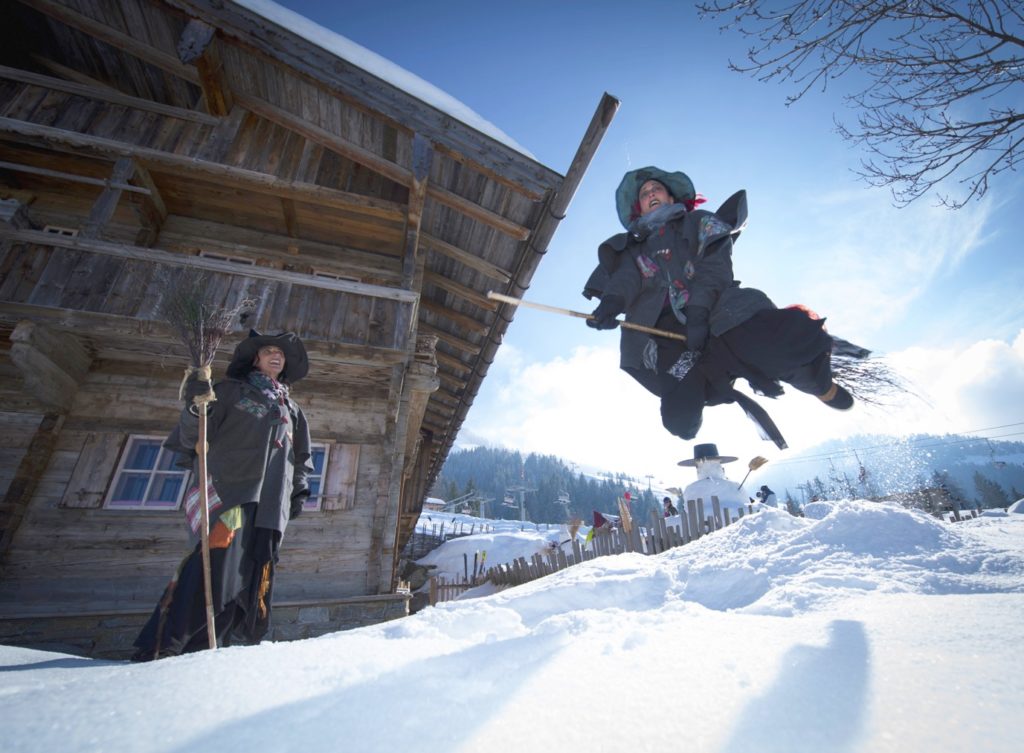 Hexen fliegen im Winter über die Pisten