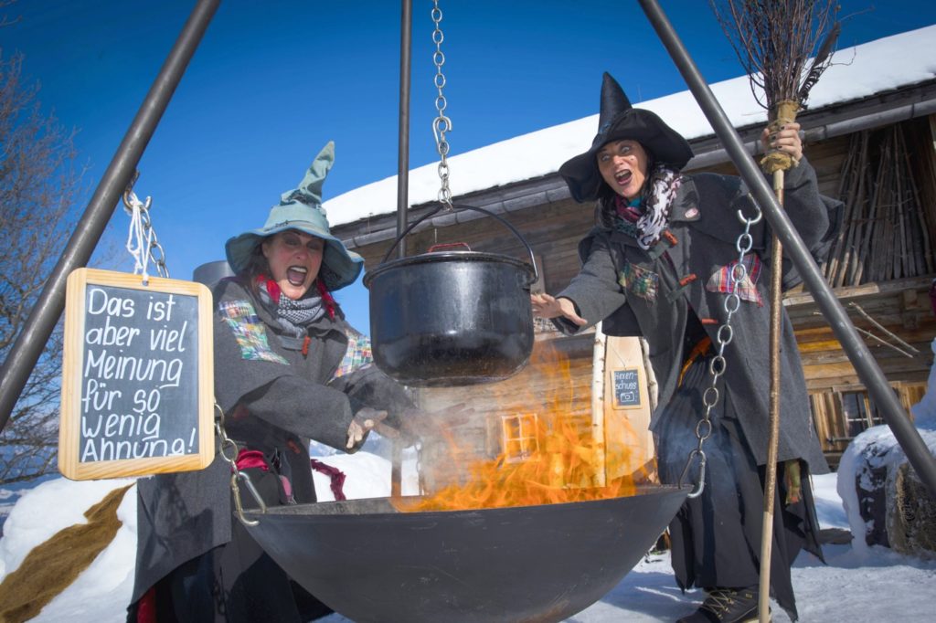 Hexen kochen im Winter vor der Simonalm