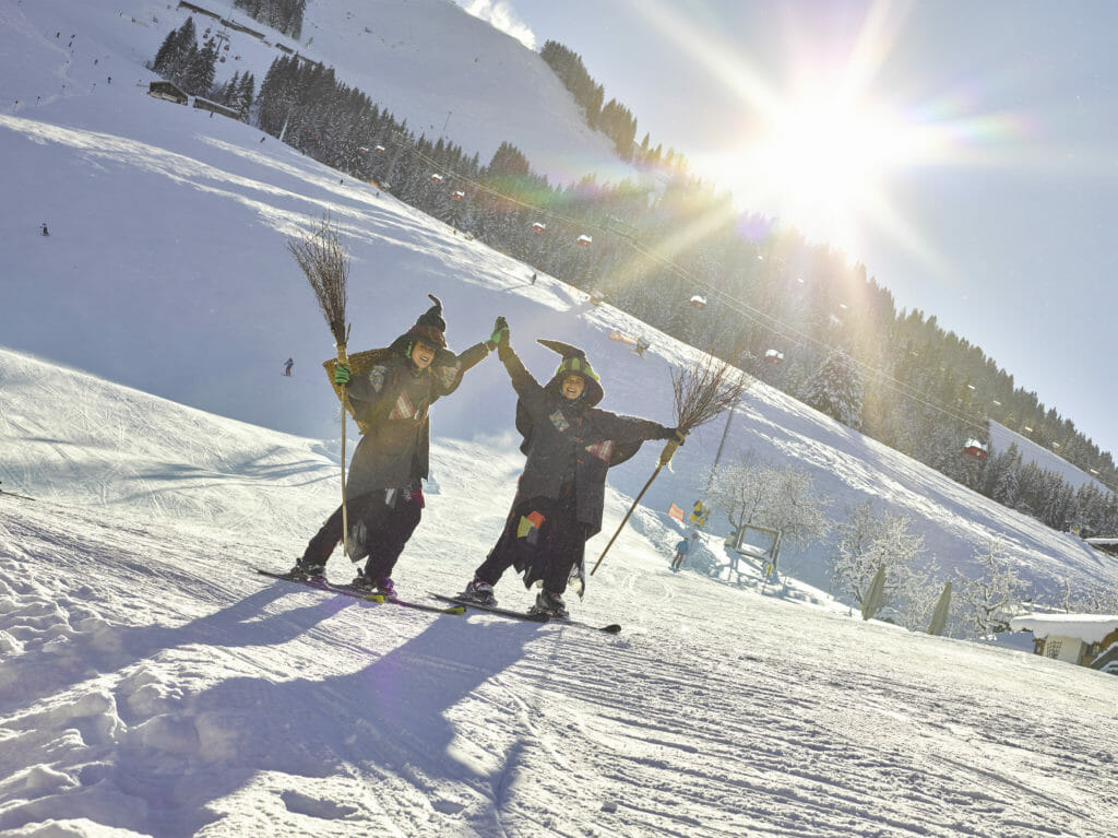 Hexen im Winter auf der Piste